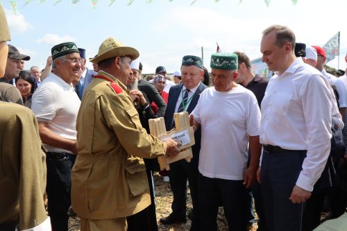 Рустам Минниханов посетил татарстанское подворье на Сабантуе в Мордовии