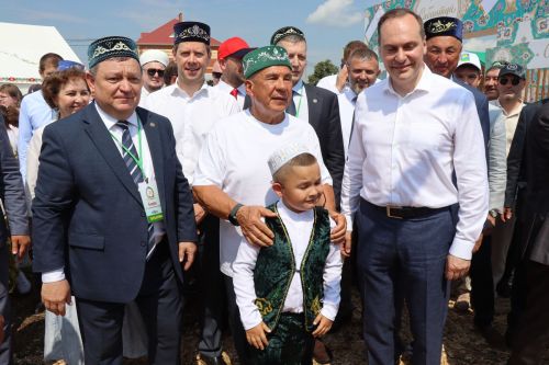 Рустам Минниханов посетил татарстанское подворье на Сабантуе в Мордовии
