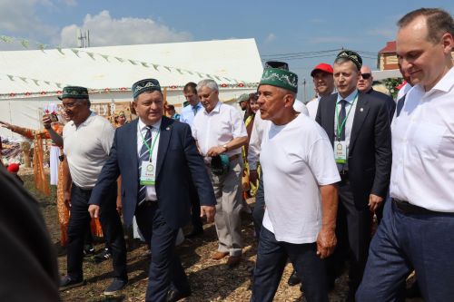 Рустам Минниханов посетил татарстанское подворье на Сабантуе в Мордовии