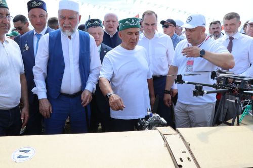 Рустам Минниханов посетил татарстанское подворье на Сабантуе в Мордовии