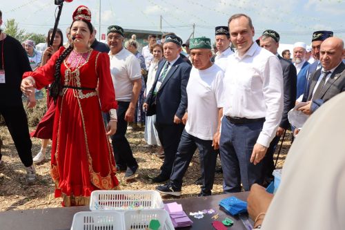 Рустам Минниханов посетил татарстанское подворье на Сабантуе в Мордовии