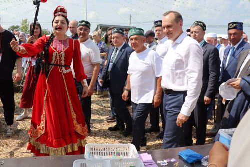 Рустам Минниханов посетил татарстанское подворье на Сабантуе в Мордовии
