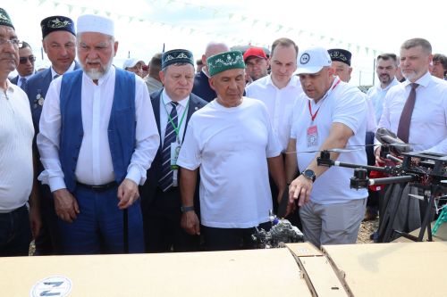 Рустам Минниханов посетил татарстанское подворье на Сабантуе в Мордовии
