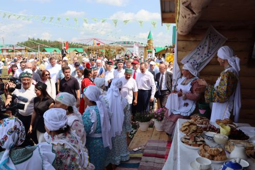 Рустам Минниханов посетил татарстанское подворье на Сабантуе в Мордовии
