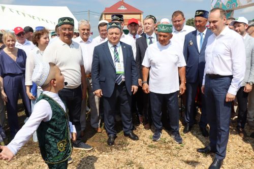 Рустам Минниханов посетил татарстанское подворье на Сабантуе в Мордовии