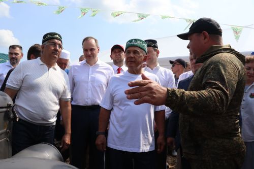 Рустам Минниханов посетил татарстанское подворье на Сабантуе в Мордовии
