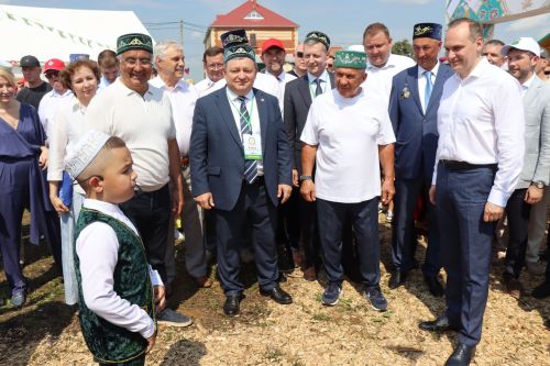 Рустам Минниханов посетил татарстанское подворье на Сабантуе в Мордовии