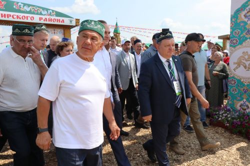 Рустам Минниханов посетил татарстанское подворье на Сабантуе в Мордовии