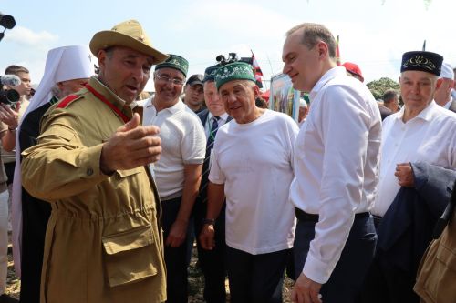 Рустам Минниханов посетил татарстанское подворье на Сабантуе в Мордовии