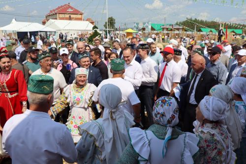 Рустам Минниханов посетил татарстанское подворье на Сабантуе в Мордовии