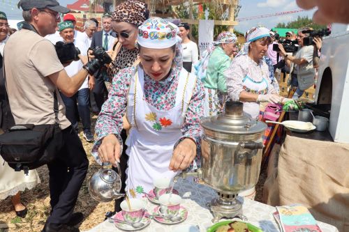 Рустам Минниханов посетил татарстанское подворье на Сабантуе в Мордовии