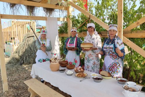 Рустам Минниханов посетил татарстанское подворье на Сабантуе в Мордовии
