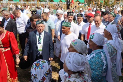Рустам Минниханов посетил татарстанское подворье на Сабантуе в Мордовии