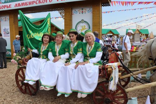 Рустам Минниханов посетил татарстанское подворье на Сабантуе в Мордовии