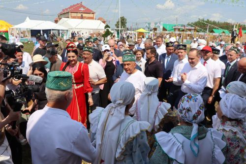 Рустам Минниханов посетил татарстанское подворье на Сабантуе в Мордовии
