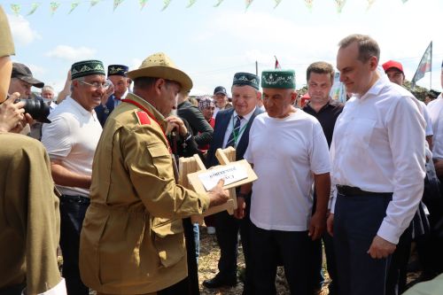 Рустам Минниханов посетил татарстанское подворье на Сабантуе в Мордовии