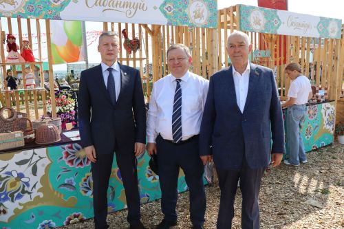 Рустам Минниханов посетил татарстанское подворье на Сабантуе в Мордовии