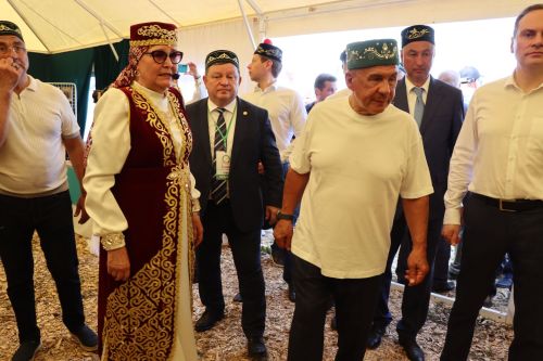 Рустам Минниханов посетил татарстанское подворье на Сабантуе в Мордовии