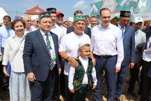 Рустам Минниханов посетил татарстанское подворье на Сабантуе в Мордовии