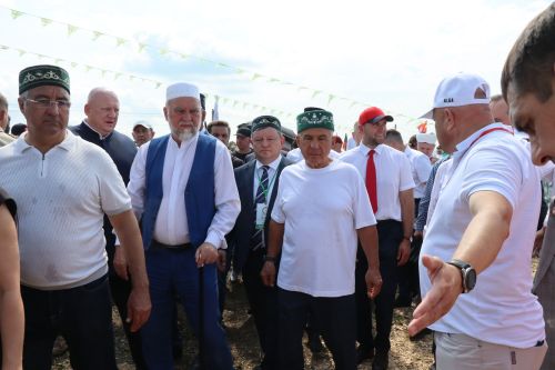 Рустам Минниханов посетил татарстанское подворье на Сабантуе в Мордовии
