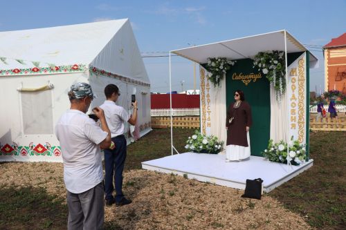 Рустам Минниханов посетил татарстанское подворье на Сабантуе в Мордовии