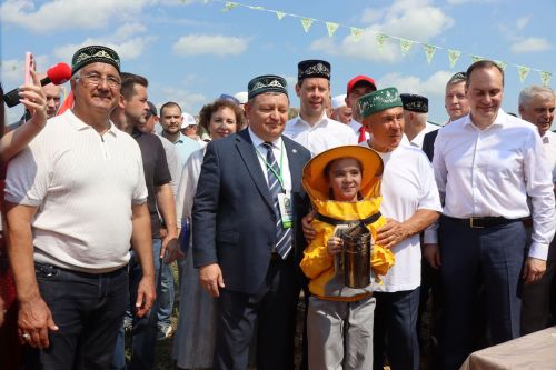 Рустам Минниханов посетил татарстанское подворье на Сабантуе в Мордовии
