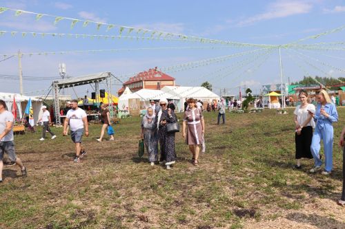 Рустам Минниханов посетил татарстанское подворье на Сабантуе в Мордовии