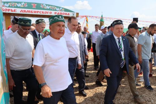 Рустам Минниханов посетил татарстанское подворье на Сабантуе в Мордовии