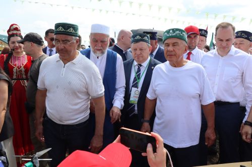 Рустам Минниханов посетил татарстанское подворье на Сабантуе в Мордовии