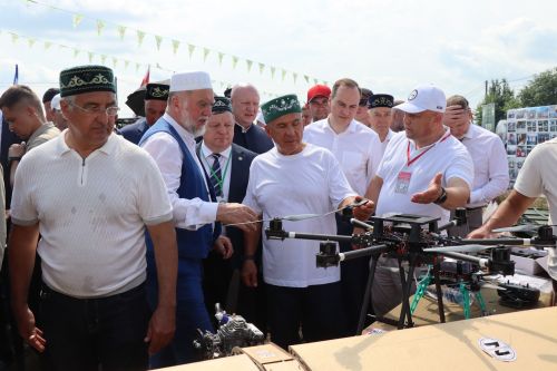 Рустам Минниханов посетил татарстанское подворье на Сабантуе в Мордовии