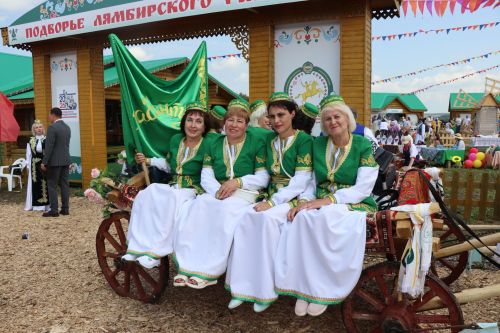 Рустам Минниханов посетил татарстанское подворье на Сабантуе в Мордовии