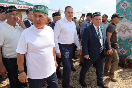 Рустам Минниханов посетил татарстанское подворье на Сабантуе в Мордовии