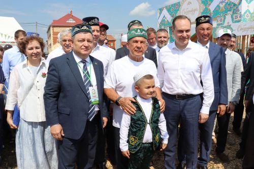 Рустам Минниханов посетил татарстанское подворье на Сабантуе в Мордовии