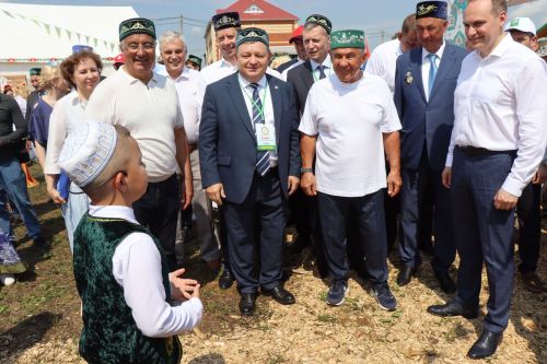 Рустам Минниханов посетил татарстанское подворье на Сабантуе в Мордовии