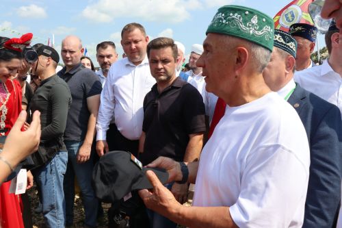 Рустам Минниханов посетил татарстанское подворье на Сабантуе в Мордовии