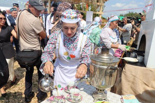 Рустам Минниханов посетил татарстанское подворье на Сабантуе в Мордовии