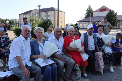 Нурлатта гаилә юбилейларын билгеләп үтүче парларны хөрмәтләделәр