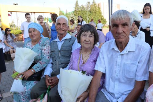 Нурлатта гаилә юбилейларын билгеләп үтүче парларны хөрмәтләделәр