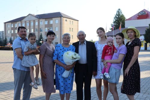 Любовь сквозь года: в Нурлате чествовали юбиляров семейной жизни (+ фоторепортаж)