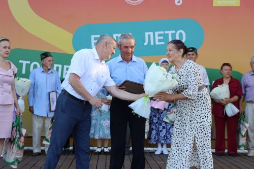 Любовь сквозь года: в Нурлате чествовали юбиляров семейной жизни (+ фоторепортаж)