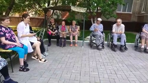 Музыкальный вечер устроили для пенсионеров во дворе дома престарелых Нурлата