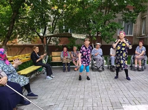 Музыкальный вечер устроили для пенсионеров во дворе дома престарелых Нурлата