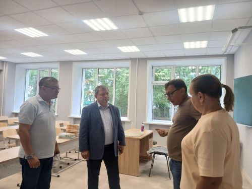 Глава района оценил ремонт школы №4 в Нурлате