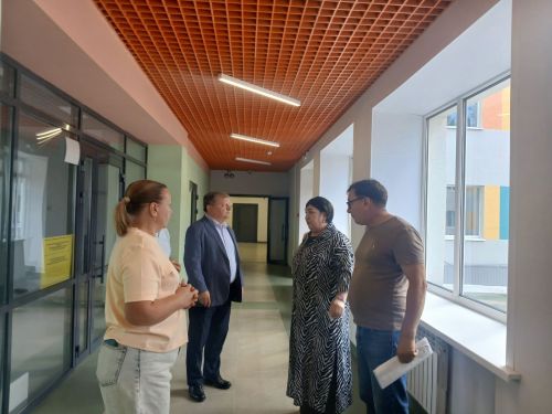 Глава района оценил ремонт школы №4 в Нурлате