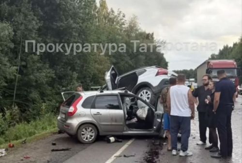 В аварии под Казанью погибли женщина и двое маленьких детей