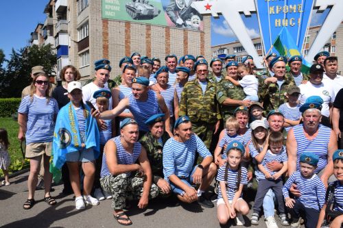 Десантники Нурлата отметили годовщину ВДВ торжественным митингом
