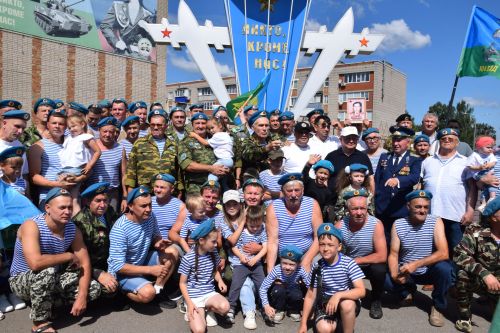 Десантники Нурлата отметили годовщину ВДВ торжественным митингом