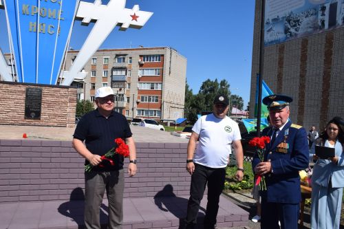Десантники Нурлата отметили годовщину ВДВ торжественным митингом