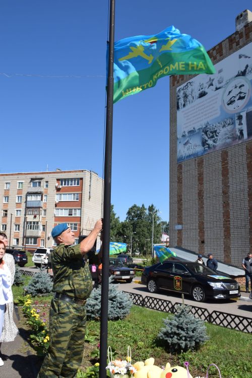 Десантники Нурлата отметили годовщину ВДВ торжественным митингом