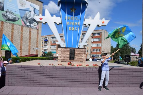 Десантники Нурлата отметили годовщину ВДВ торжественным митингом